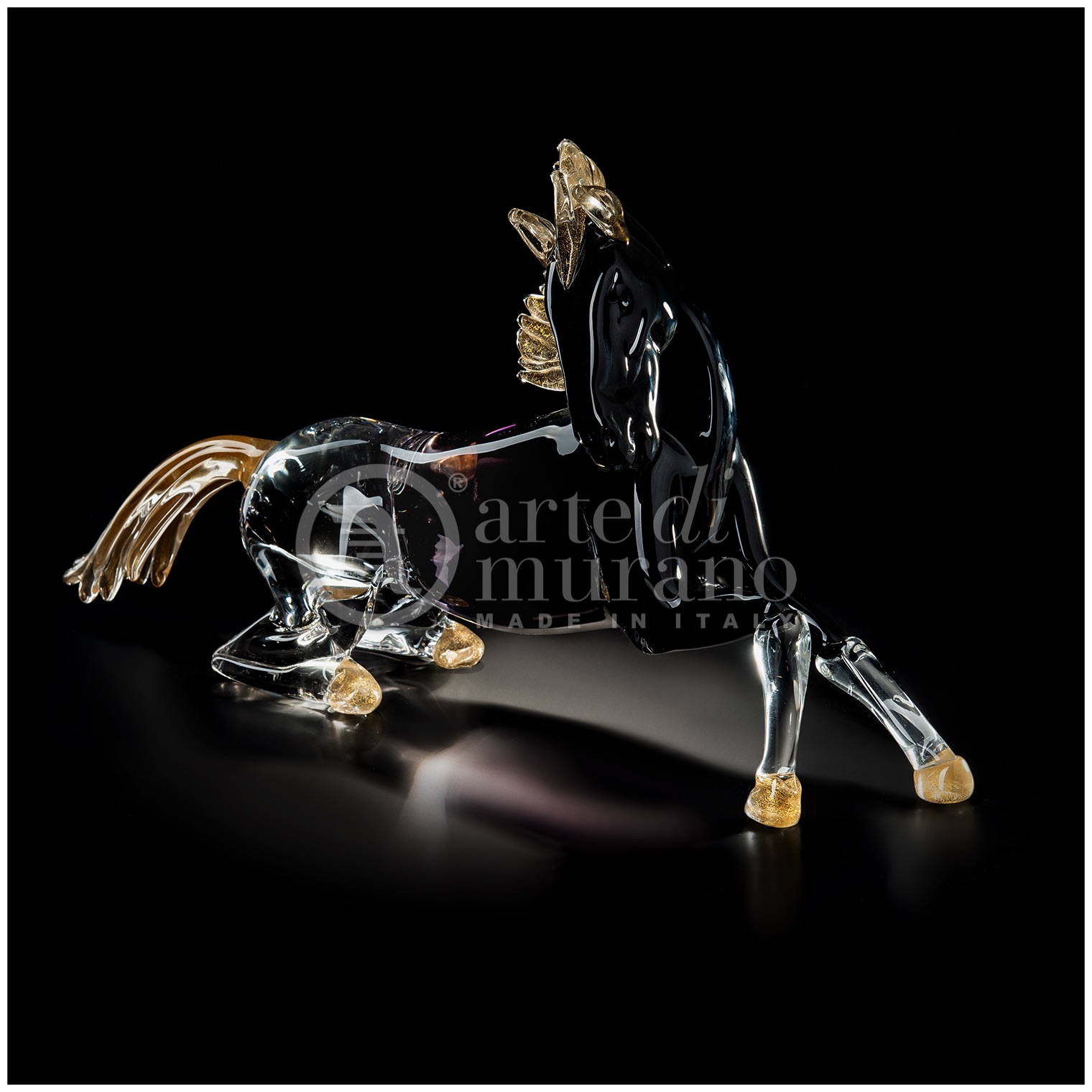 Scultura in vetro di murano raffigurante un cavallo seduto cristallo sfumato con colore/dettagli oro L.75cm-L.20cm-H.40cm