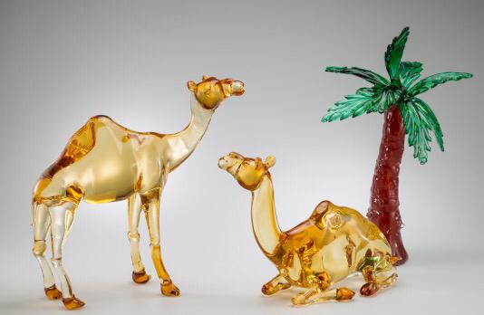 Set scultura 2 cammelli ambra con 1 palma in vetro di murano (Piccolo L.27-H.22cm – Grande L.30-H.30cm – Palma H.35cm)